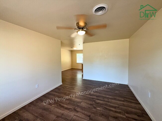 Foto del edificio - Charming 3-Bedroom Haven in Euless - Stainless Appliances, Large Fenced Yard