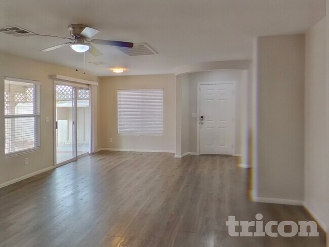 Foto del edificio - 5915 Balsam Pine Dr