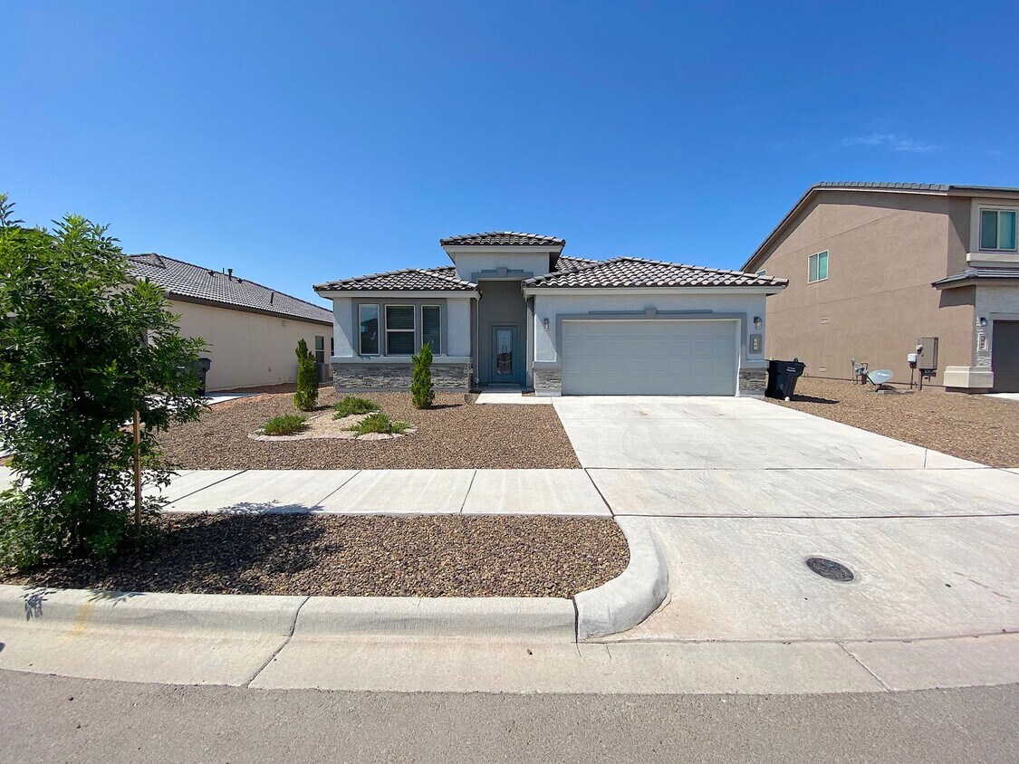 Primary Photo - East El Paso 3 bed Refrig A/C