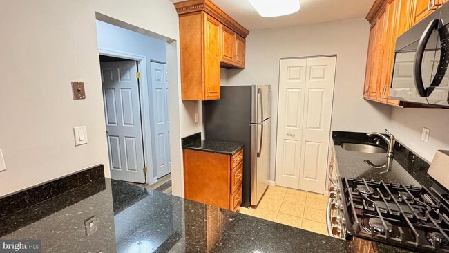 Building Photo - 5817 Cove Landing Rd