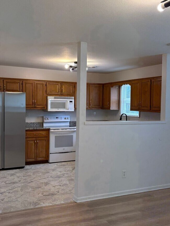 Foto del edificio - Delightful 2 Bedroom Bungalow Home-317 Woods