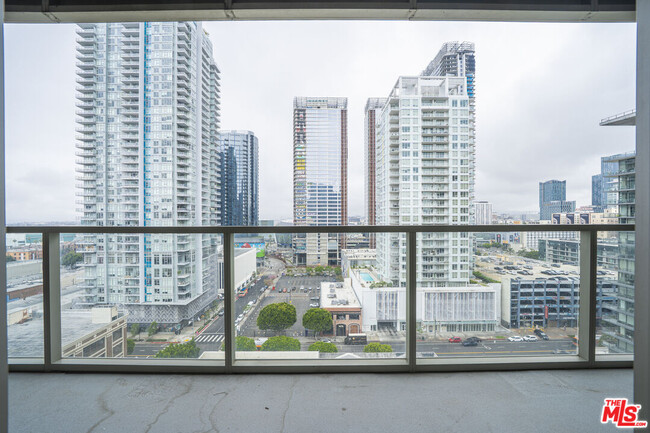 Foto del edificio - 1155 S Grand Ave
