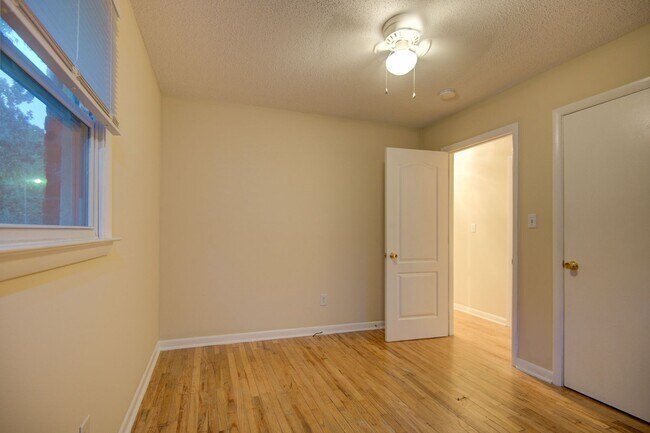 Foto del edificio - COMING SOON! Charming 3 Beds and 1 Bath Ra...