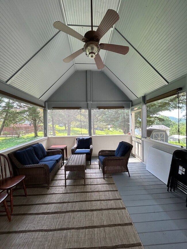 Foto del edificio - 3 Bed, 2.5 Baths, Fenced Back Yard, Huge S...