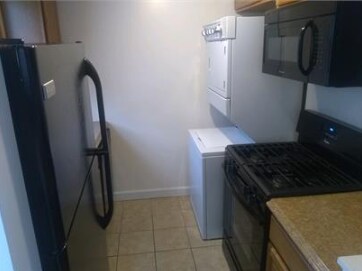 Building Photo - Spacious 1 bedroom, 1.5 bath, townhouse!