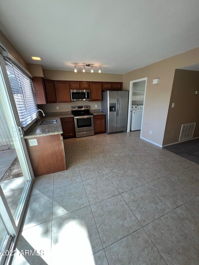 Foto del edificio - 5850 N 83rd St