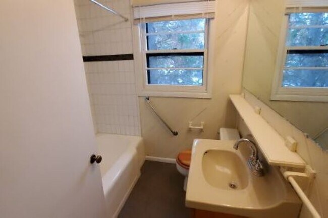 Foto del edificio - 928 Parkhill Dr
