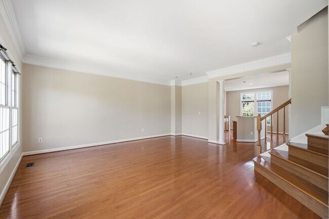 Foto del edificio - This is Northern Virginia living at its finest—offering the charm of a neighborhood community wit...