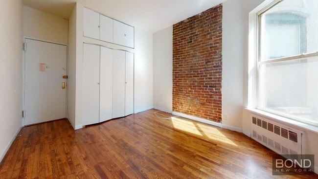 Building Photo - 214 E 85th St