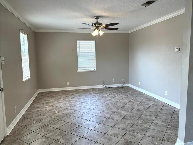 Foto del edificio - 717 Cedar Bayou Rd