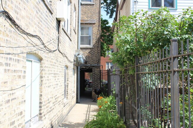 Building Photo - 4055 N Spaulding Ave