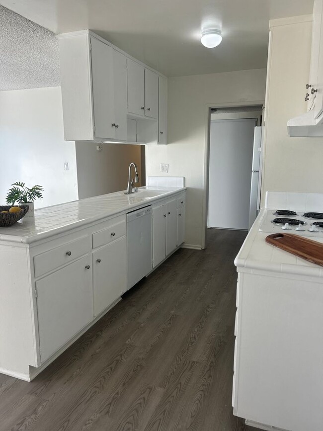 Building Photo - Bright 1 Bed / 1 Bath with Balcony & Pool – Central AC – Pet Friendly!