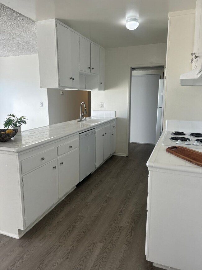 Foto del edificio - *FIRST MONTH FREE WHEN APPLICATION IS SUBMITTED THE SAME DAY OF TOUR* Bright 1 Bed / 1 Bath with ...