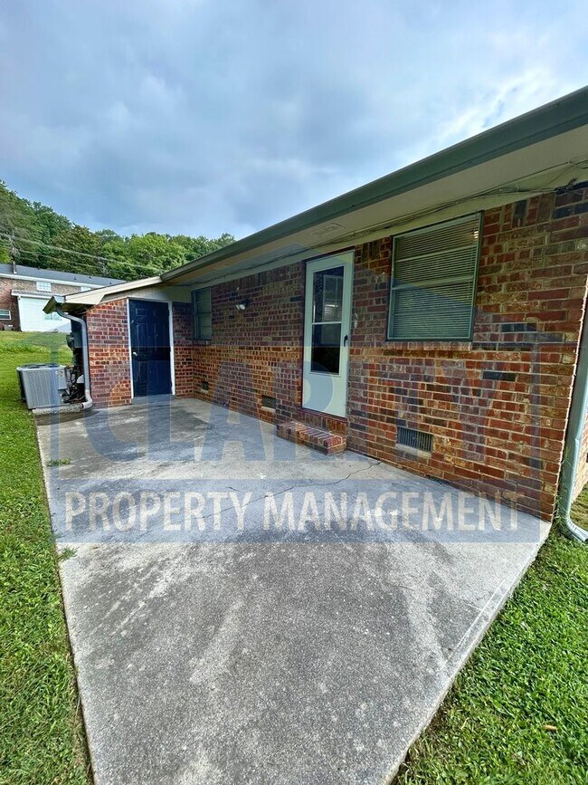 Foto del edificio - **1875 Green Drive NW