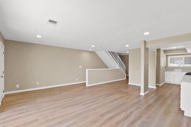 Foto del edificio - Recently Renovated Multi-Level Condo
