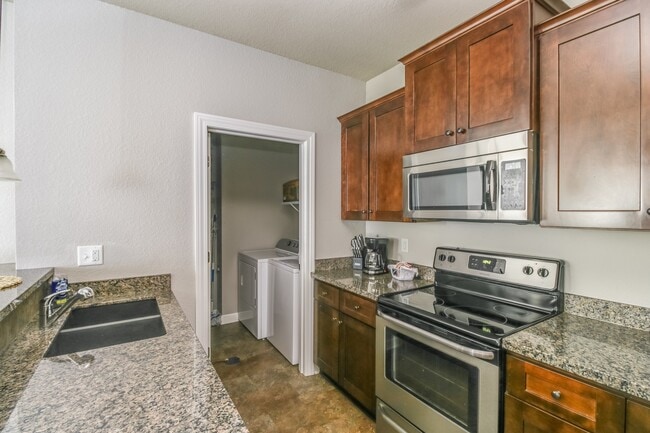 Building Photo - 15971 S Crestview Dr