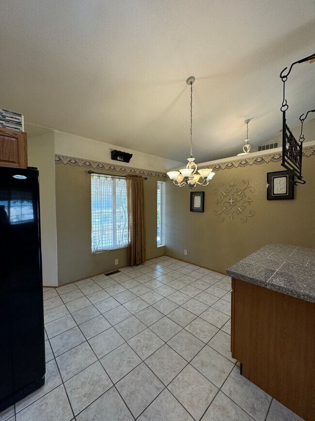 Foto del edificio - Green area 3 bedroom 2 bath with bonus roo...