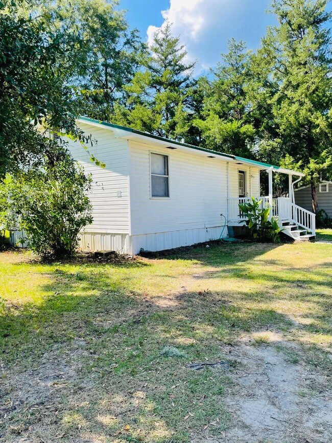 Building Photo - Quaint 2 Bedroom Home Available Now!