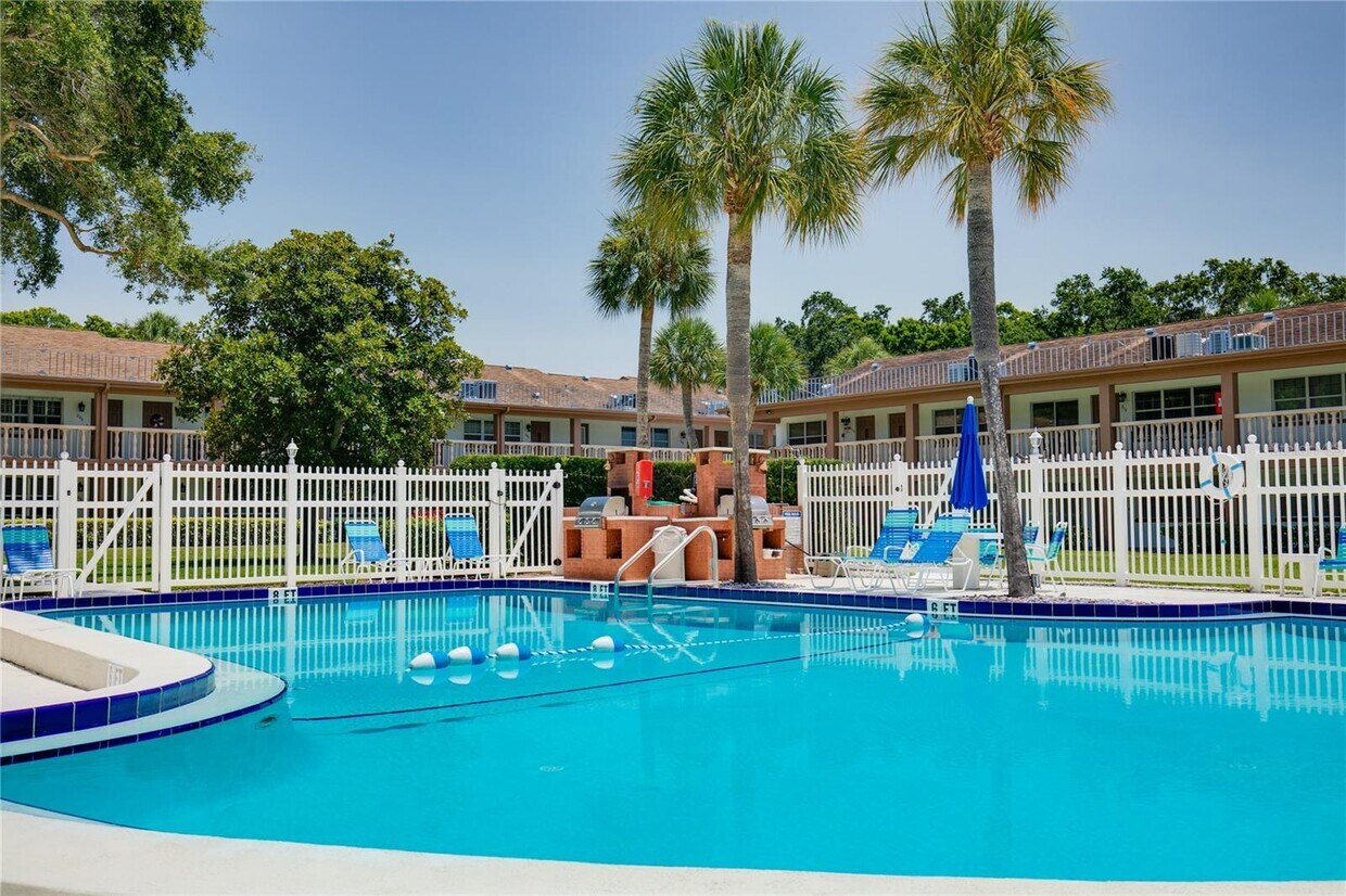 Heated Pool in beautiful courtyard - 650 Pinellas Point Dr S