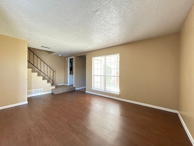 Foto del edificio - 1102 Covey Ln