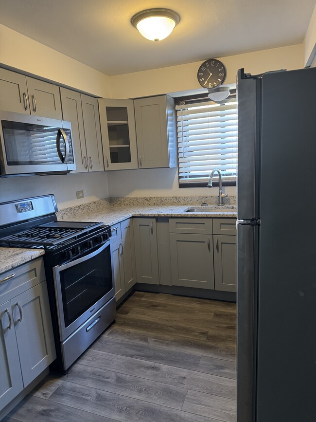 Building Photo - 15744 S Lake Dr