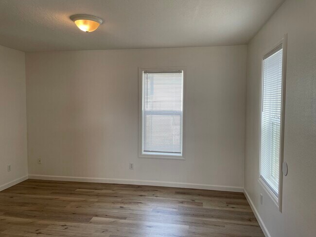 Living - 585 Richmond Ave SE