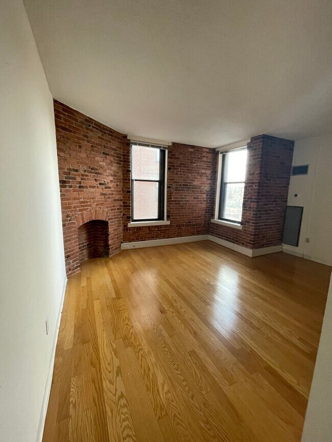 Foto del edificio - A one bedroom, one bath apartment located on the 5th floor of The Cairo in the heart of DuPont Ci...