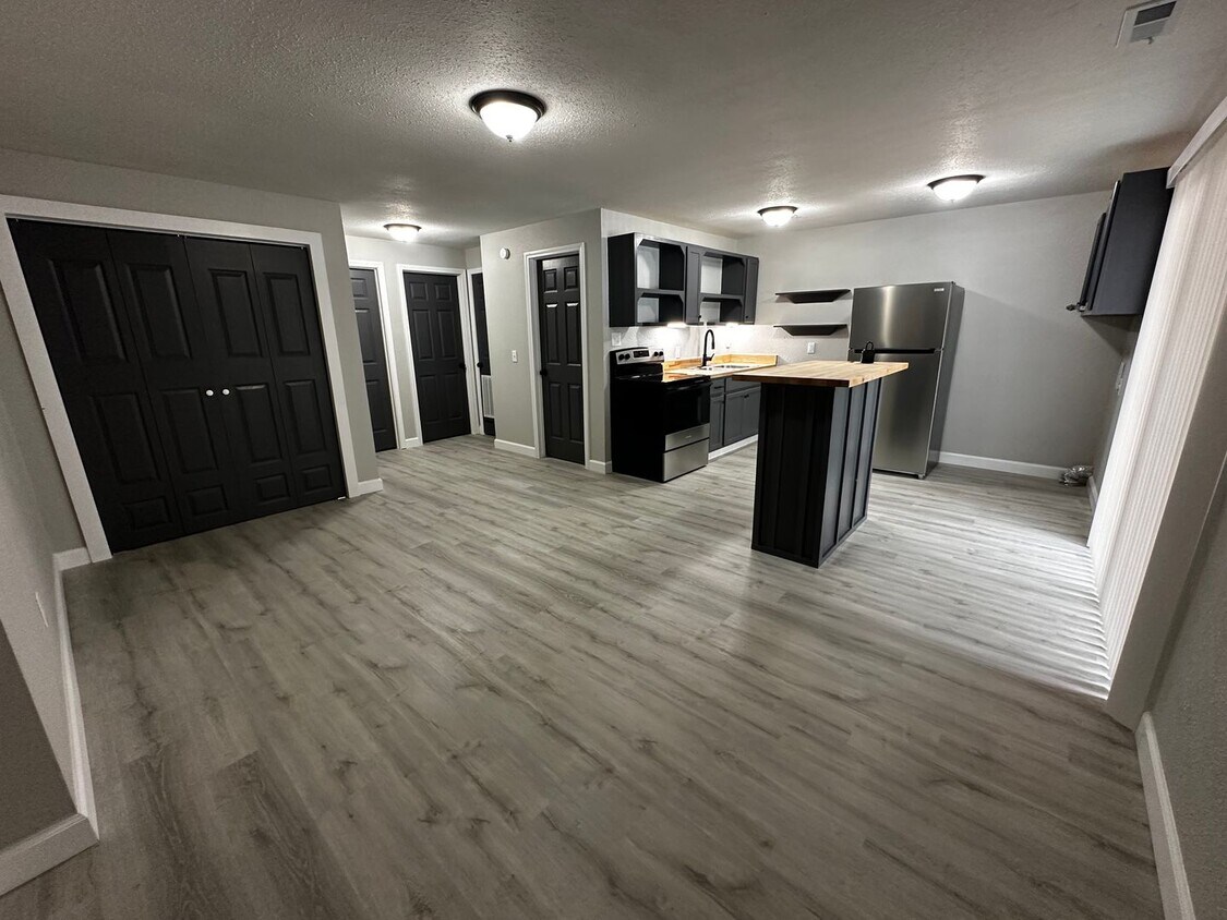 Foto principal - FULLY REMODELED 2 Bedroom Apartment with l...