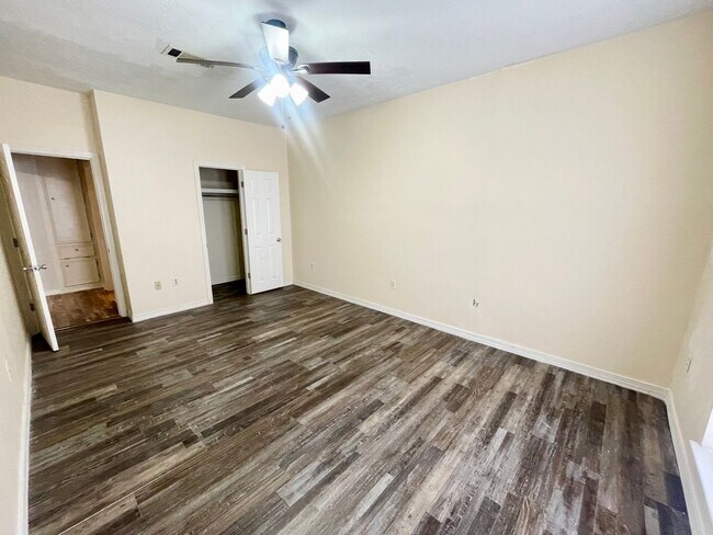 Building Photo - 2 Bed/2 Bath for Rent!