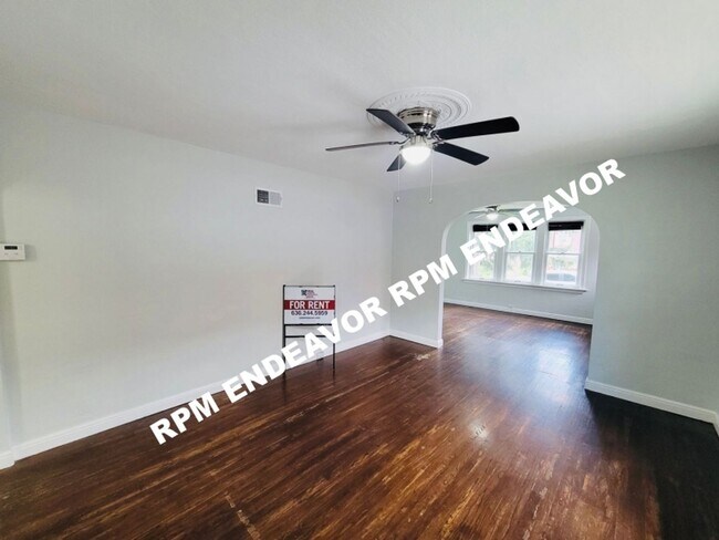 Building Photo - Charming 4 bedroom Available now!