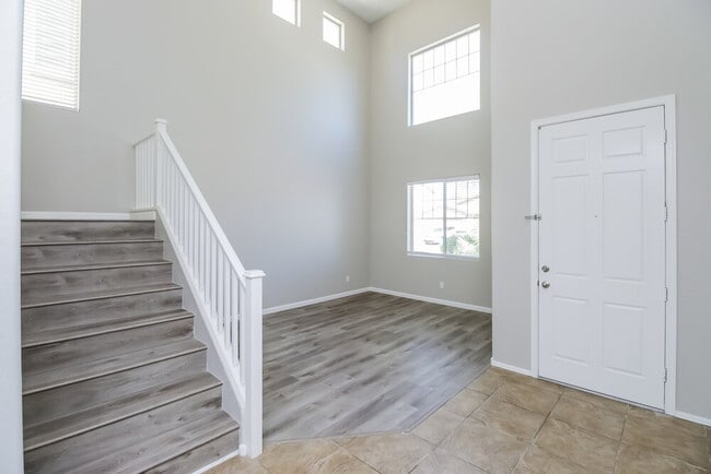 Building Photo - 545 E Navajo Trail