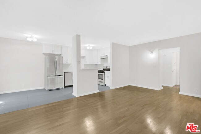 Foto del edificio - 2488 N Beachwood Dr