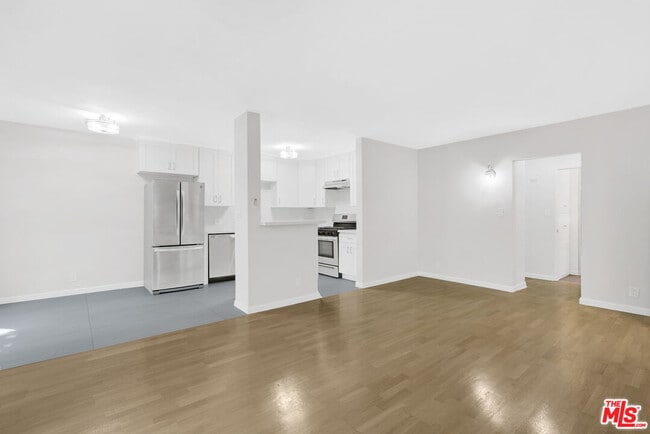 Building Photo - 2488 N Beachwood Dr