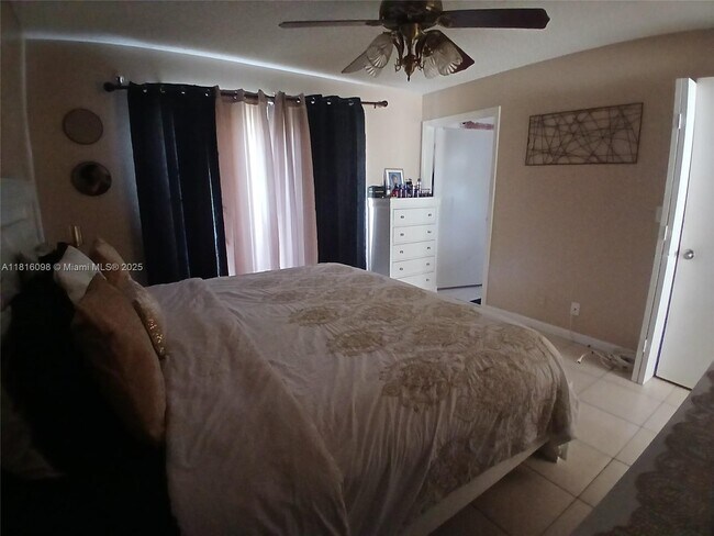Foto del edificio - 1000 Cypress Way E