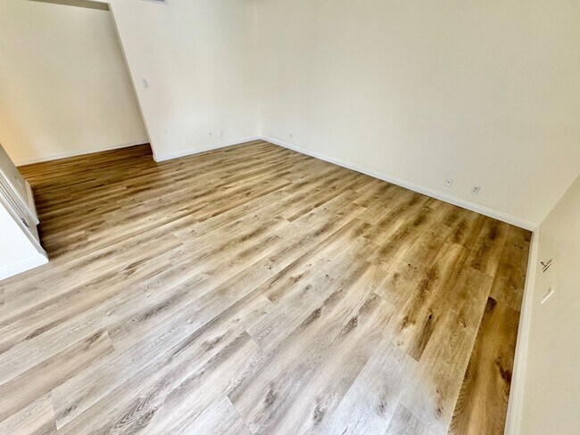 Foto del edificio - 5422 River Glen Dr
