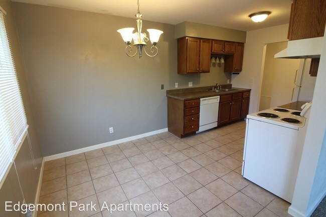 Foto del edificio - 3419-3421 Kingswood Pl