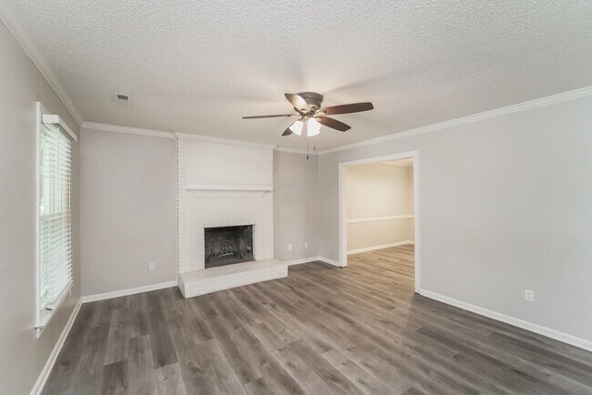 Foto del edificio - 2305 Whispering Spring Dr