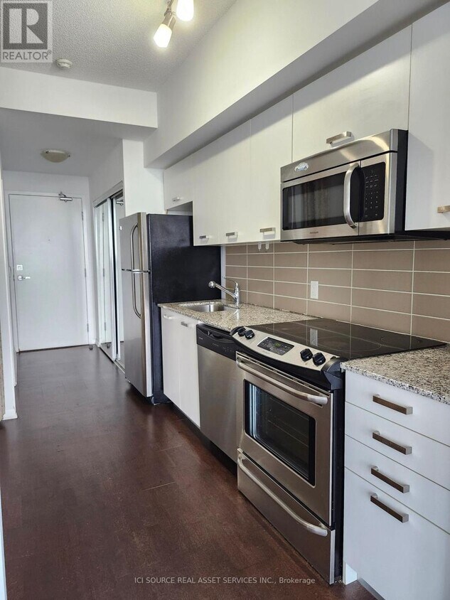 Photo principale - 832-4832 Bay St.