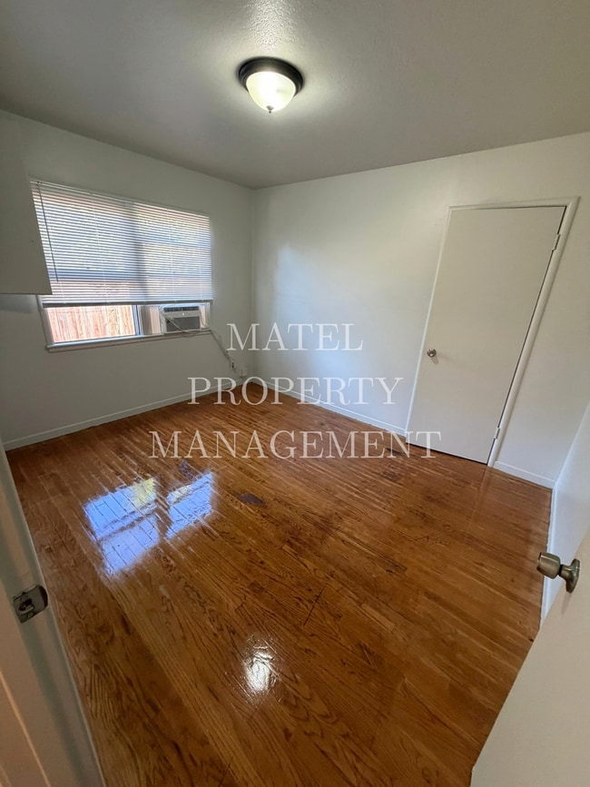 Building Photo - 927-927 El Terino Ave