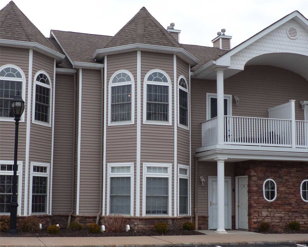 70 Jacqueline Way Unit 2nd Fl, North Babylon, NY 11703 Condo for Rent