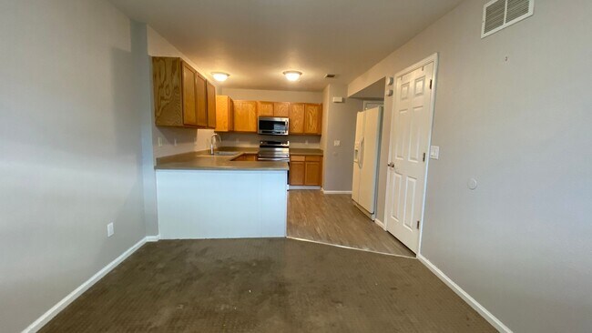 Building Photo - 2 Bedroom 2 1/2 Bathroom Brighton Condo