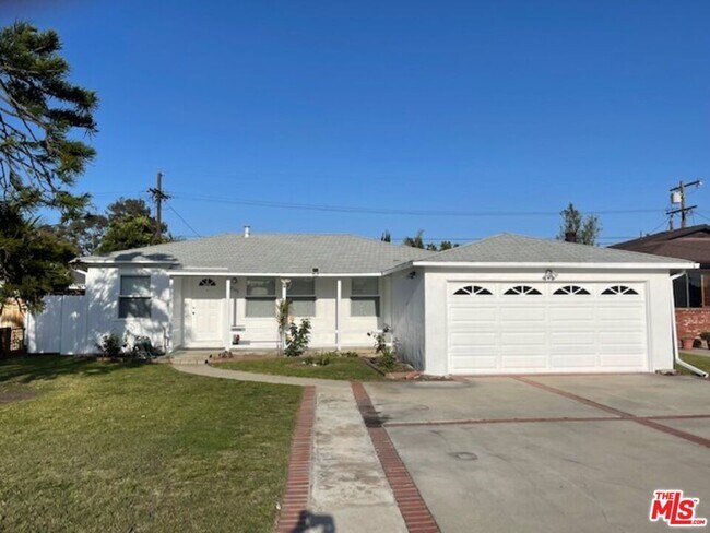 Building Photo - 8306 Belford Ave
