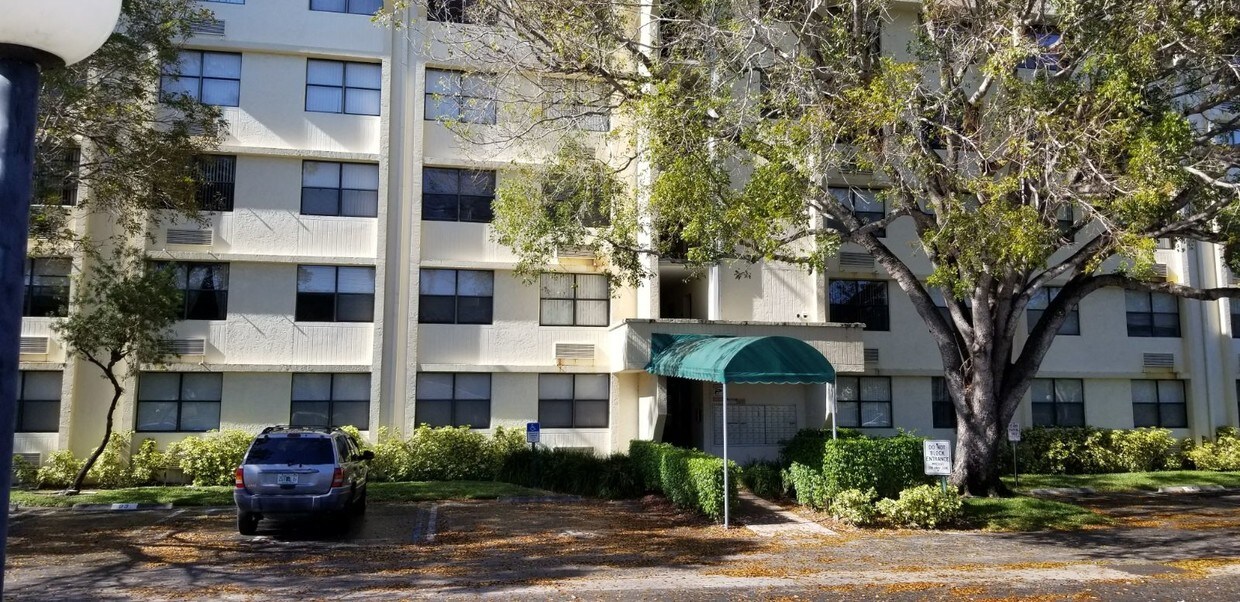 Primary Photo - 2501 Riverside Dr