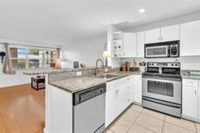Foto del edificio - 2715 NE 49th St