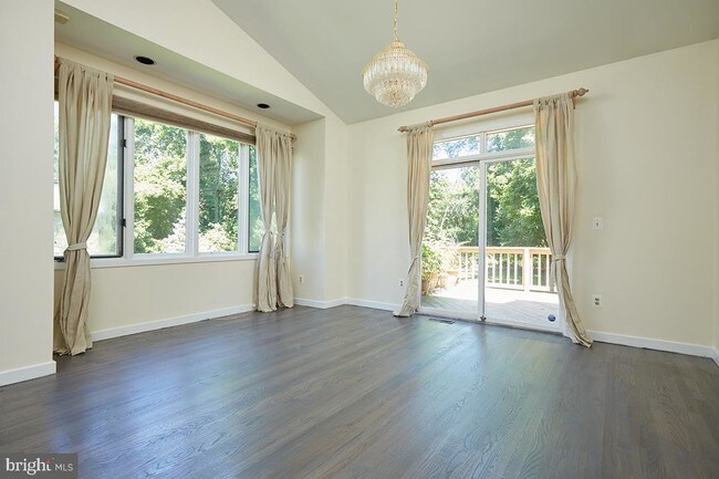 Foto del edificio - 8317 Tomlinson Ave
