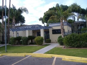 Building Photo - 740 W Elm St