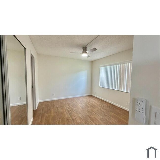 Foto del edificio - 819 Twin Lakes Dr