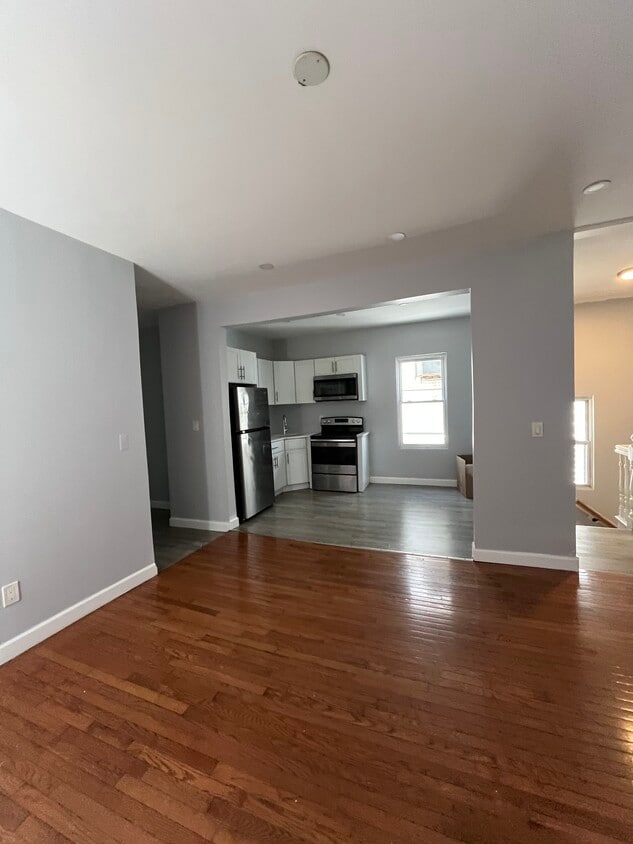 Primary Photo - 25 Bayview Ave