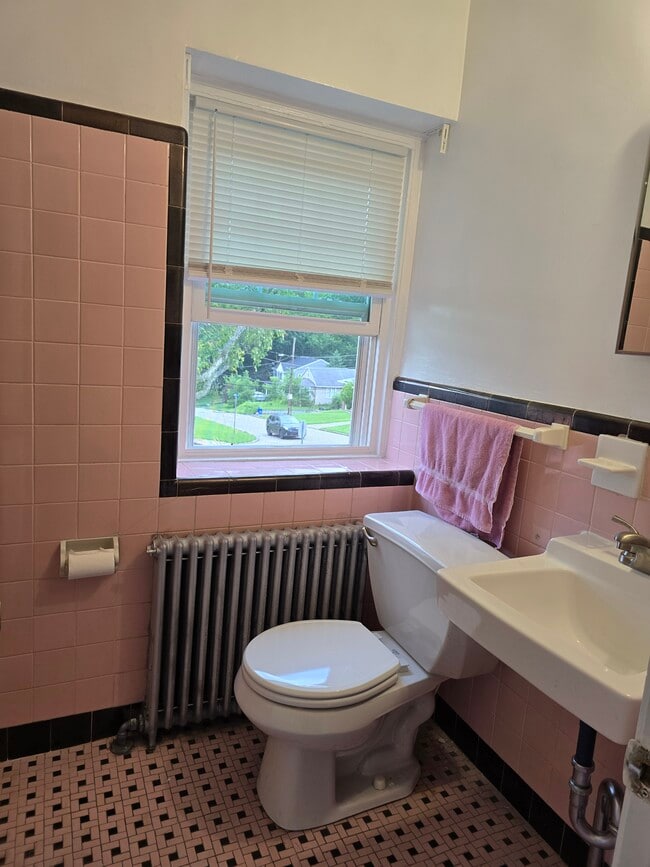 bath - 160 Morton Ave