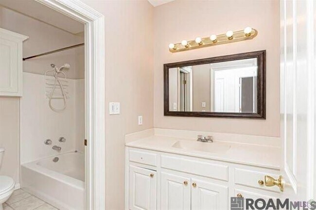 Foto del edificio - 10125 Springbrook Ave